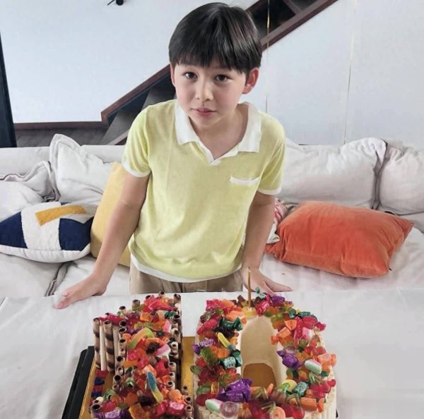 莆田安福家园 周汶锜为10岁宗子庆生，异邦丈夫出镜一脸沧桑，家中尽是大东说念主孩子