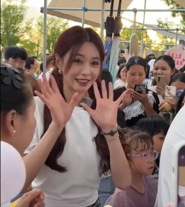 安福相册 网友偶遇沈梦辰录节目，又好意思又瘦原图好意思，杜海涛真有福！