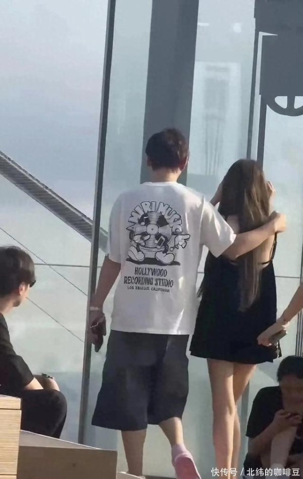 安福相册 王想聪和懒懒在日本游玩被偶遇！大长腿抢镜，两东谈主手脚绝顶亲密。