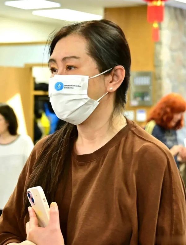 莆田安福相册 依然的“聂小倩”变身“搬桌侠”？王祖贤加拿大法会“素颜交易”