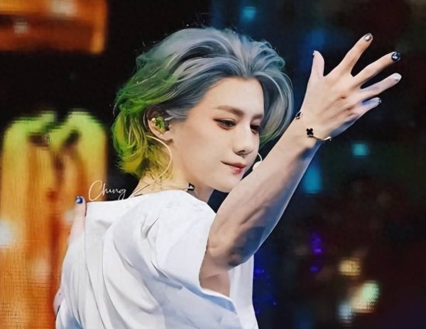 安福相册 鹿晗账号规复重回顶流后，两东谈主奔赴各自作事，同在山东疑似发糖