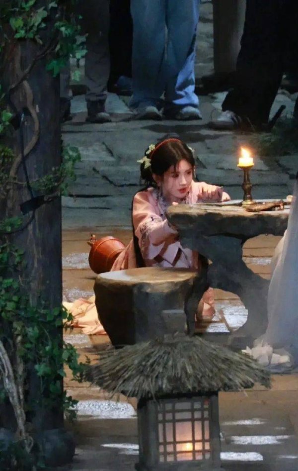 安福相册 演员鞠婧祎片场突发不测跌倒，下巴重重磕到石桌边际