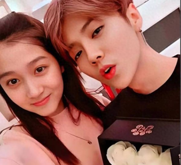 莆田安福相册 解封账号后鹿晗低调逛街颜值回春，关晓彤举动披露情谊近况