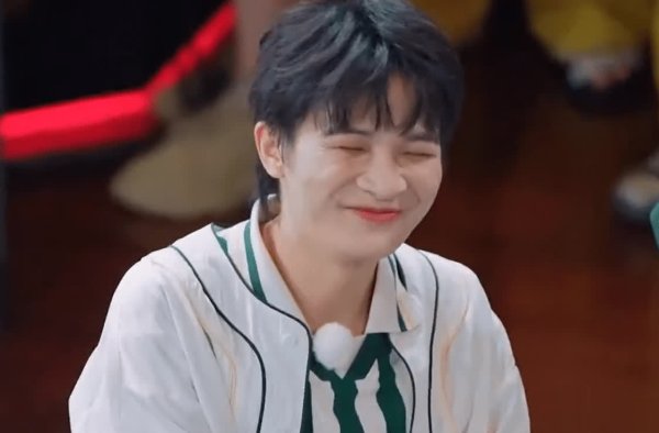 安福相册 《奔波吧》陷争议，周深被拖11秒挂彩，本尊发文报祯祥