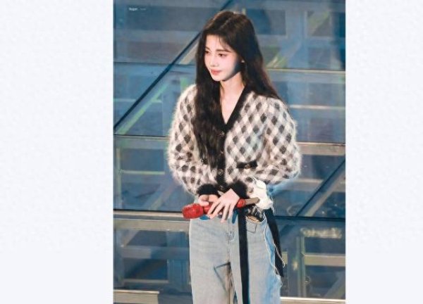 安福相册 鞠婧祎鹅黄上衣出镜嘟嘴卖萌，仙女感爆棚！