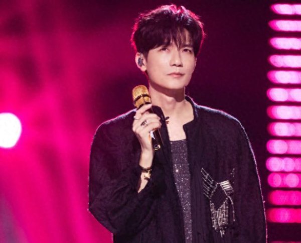 安福相册 《歌手2025》第10期录制东谈主员细目，王炸选手补位加入，将8进7