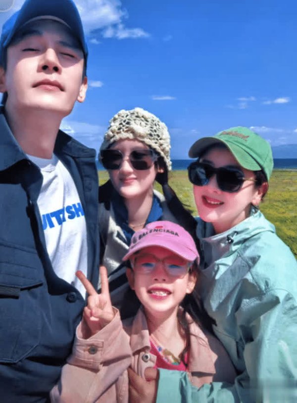 莆田安福相册 经超一家四口度假，小李琳与前夫男儿出头，高挑漂亮似姆妈