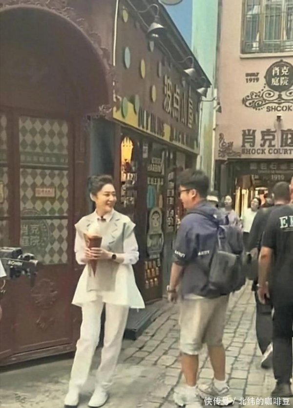 安福相册 57岁周涛近照曝光！昔日春晚女神如今大变样，手捧巨型冰淇淋