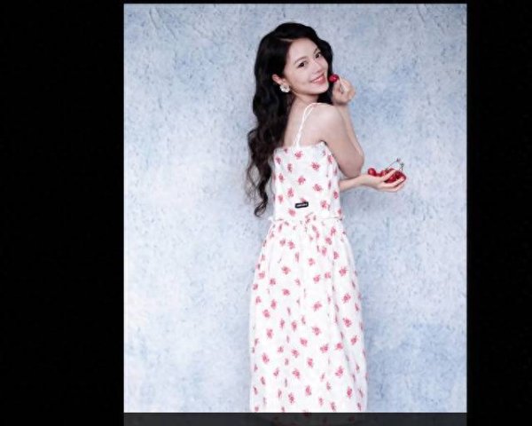 安福相册 赵今麦鬈发搭碎花吊带裙亮相，青娥感爆棚！