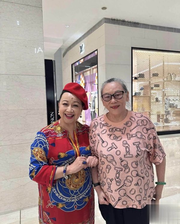 莆田安福相册 薛家燕晒与79岁歌后合照，对方头发斑白仍腾贵大方