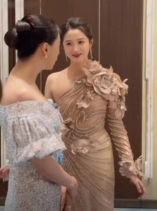 莆田安福家园 关晓彤白玉兰泪崩，蒋欣一句“儿媳妇别哭”尽显文娱圈真姐妹情