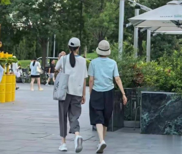 莆田安福家园 15岁夏哈哈首曝光！身高妙袁泉，母女同框似姐妹