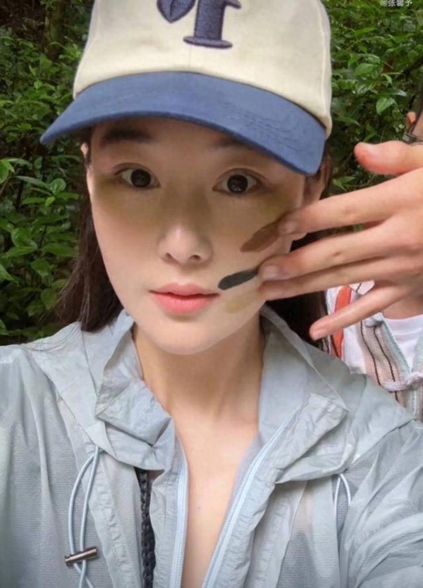 安福相册 张馨予西双版纳雨林徒手持虫生吃蚂蚁，网友：太生猛！