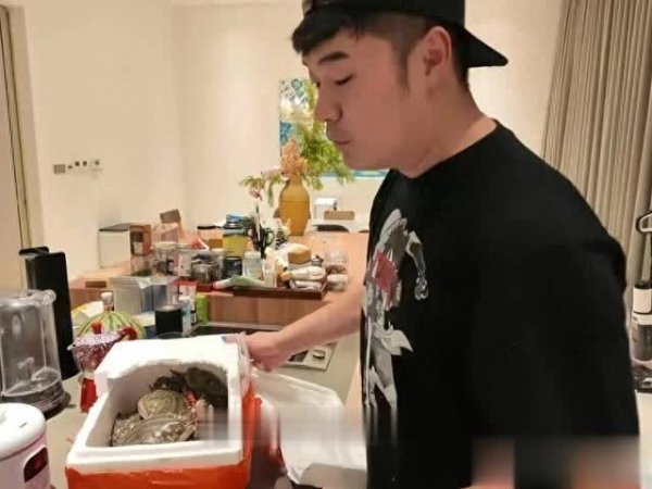 安福相册 陈赫给41岁配头张子萱作念丹东螃蟹，素颜她粘着老公鼻子显大