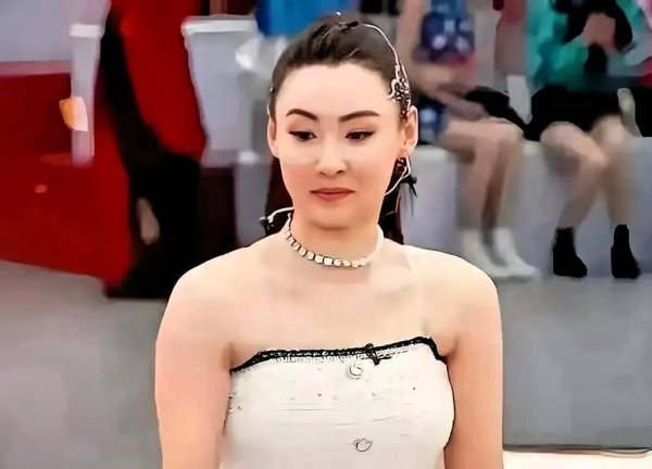 安福相册 张柏芝阿那亚生图引争议，撕开文娱圈审好意思面纱！