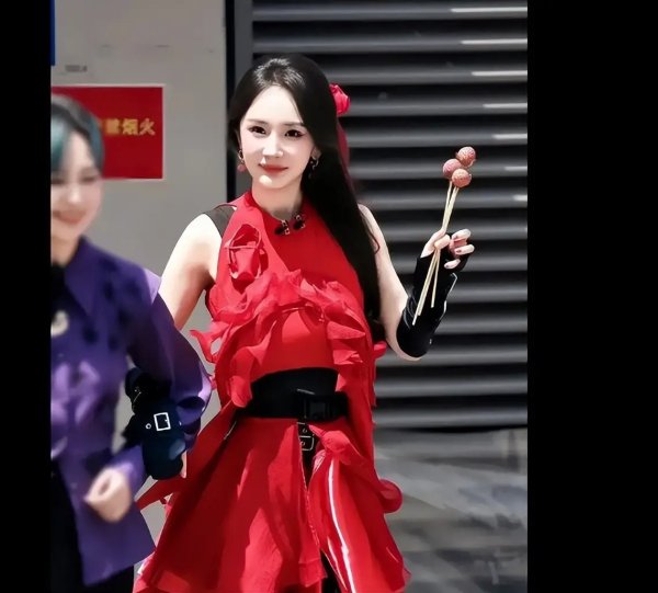 安福相册 杨幂手拿“荔枝权杖”上班甜笑，女王范完全！