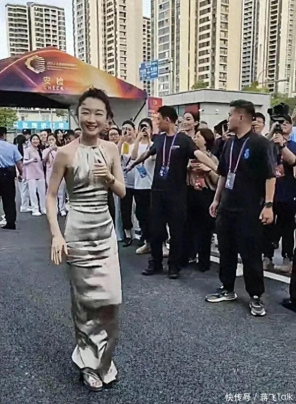 莆田安福相册 周冬雨出席举止脸变僵？整容疑团背后藏着若干演员的心酸故事