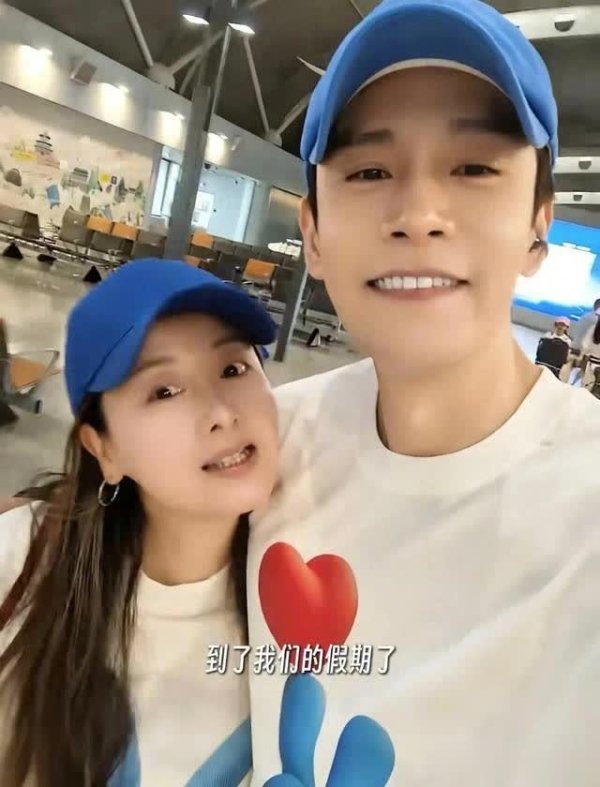 莆田安福相册 小李琳晒全家新疆游，经超宠20岁继女，牵马蹲着拍照胜亲爹