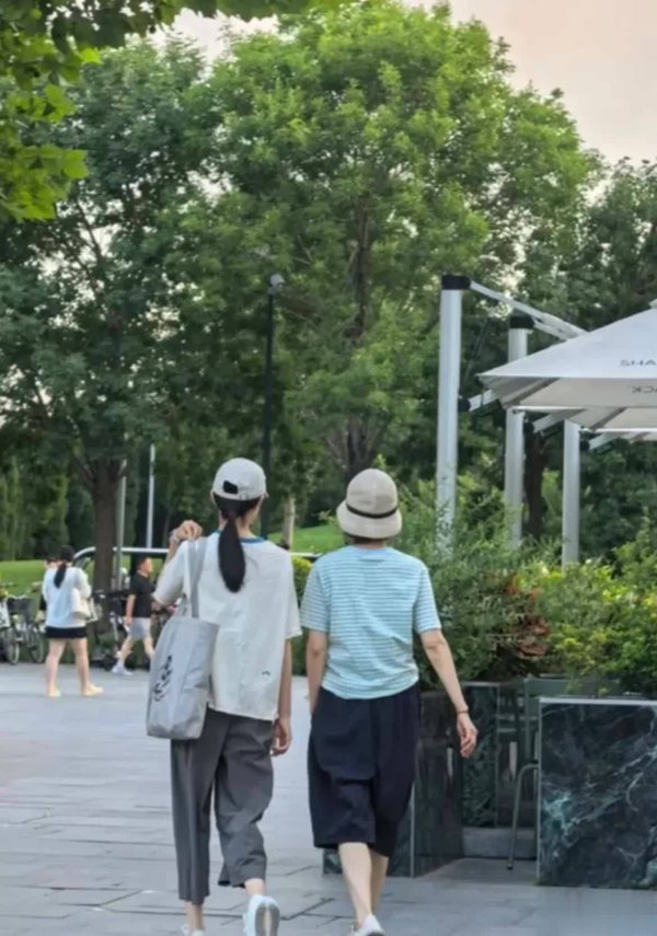 安福相册 袁泉15岁犬子夏哈哈比妈还高，网友：星二代不按套路出牌