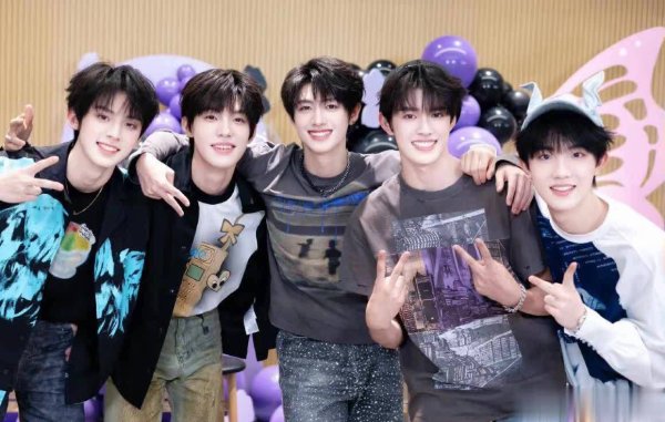 安福相册 披哥5二公：6个舞台1东谈主退赛，2组Xmen哥哥热烈PK