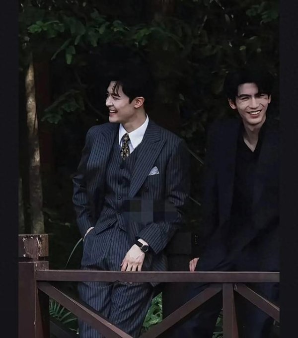 莆田安福相册 27岁张凌赫剧组拍戏大笑，满脸褶子皮肤马虎似小老翁