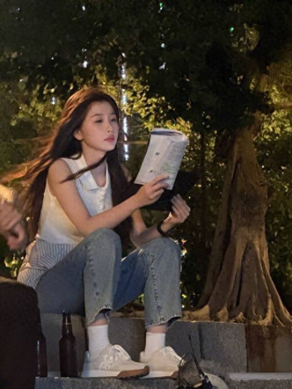 莆田安福相册 虞书欣晒夜深氛围感好意思照，街灯下看书美艳又自便