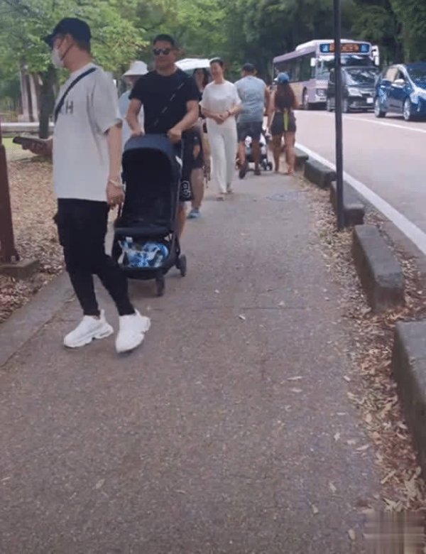 安福相册 汪峰带4娃日本度假，醒醒与丛林北女儿同龄脾性互异大