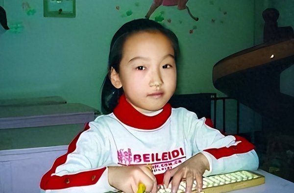 莆田安福相册 她是中国最小的“军官”，因算数又快又准，6岁时被破格特招荷戈