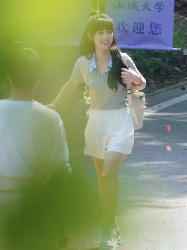 莆田安福相册 邢菲《她的瞳》长发造型曝光 芳华灵动似从演义走出女主