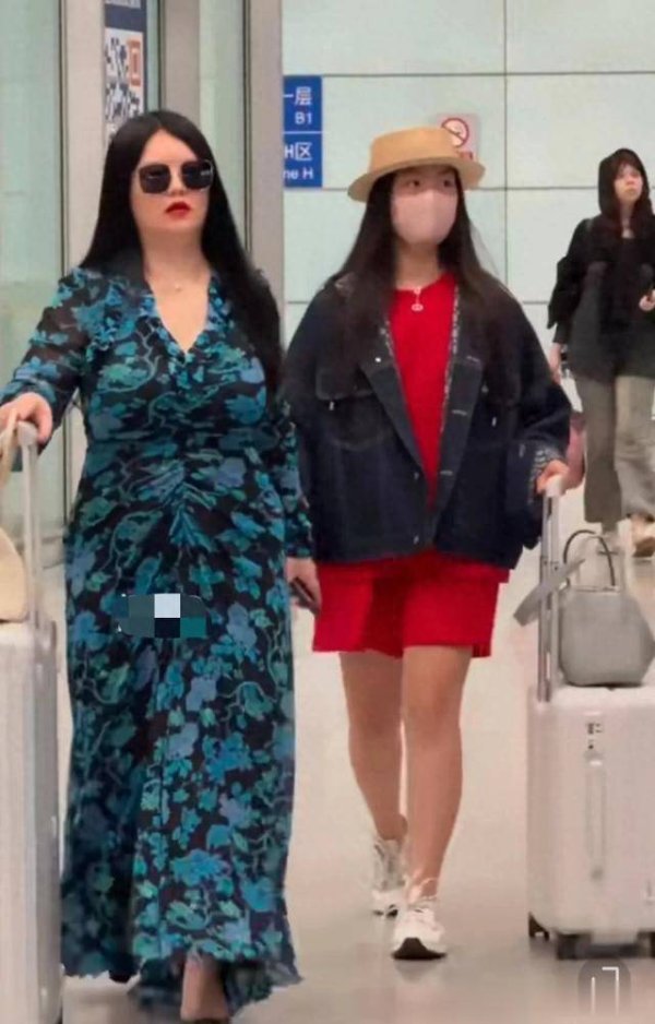 莆田安福相册 李湘带犬子现身机场，行头超百万显更生，王诗龄素养佳