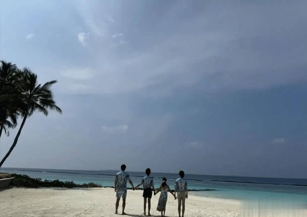 安福相册 邓超一家四口登山，孙俪好意思腿吸睛，13岁男儿看护妹妹