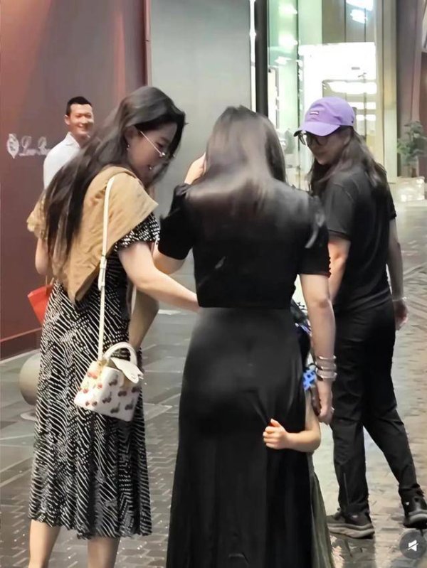 莆田安福家园 41岁朱珠晒全家福庆生，一家三口盛装出席，刘亦菲也现身