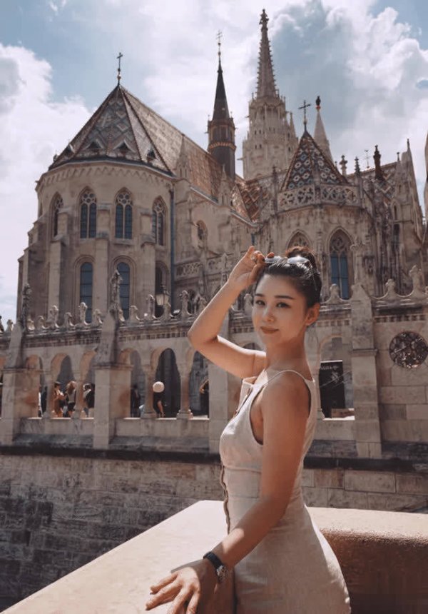 安福相册 王雷配偶带女儿匈牙利度假，李小萌青娥脸却有130斤既视感