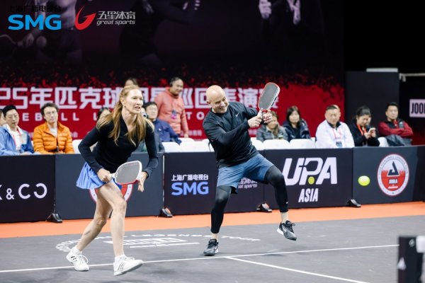 莆田安福相册 网球大满贯阿加西、格拉芙夫妇上海再现混双风姿，深情一吻唤芳华