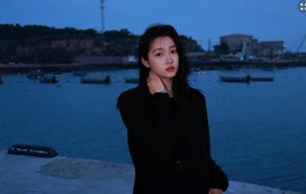 安福相册 关晓彤海边穿背心配长裙现身，又好意思又飒！