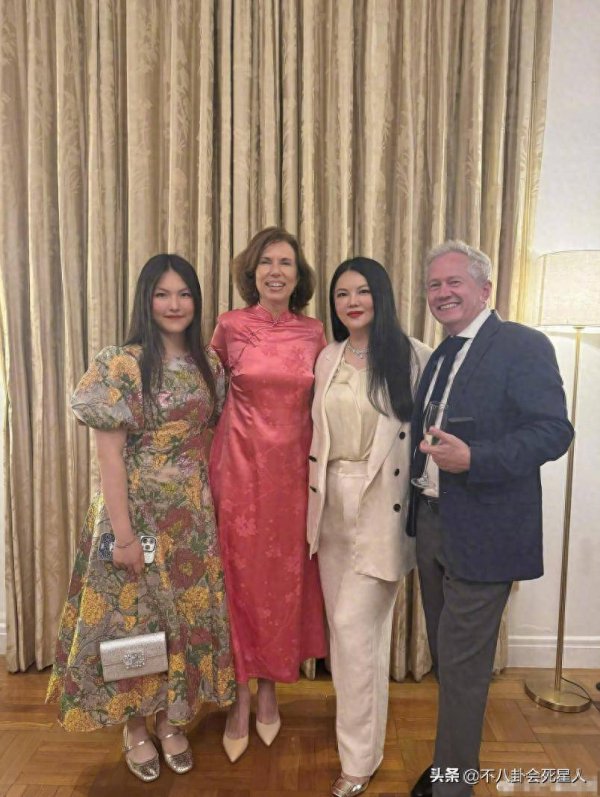 莆田安福相册 李湘携女参预英国贵族晚宴，托举式育儿惹争议，合照不等于东谈主脉