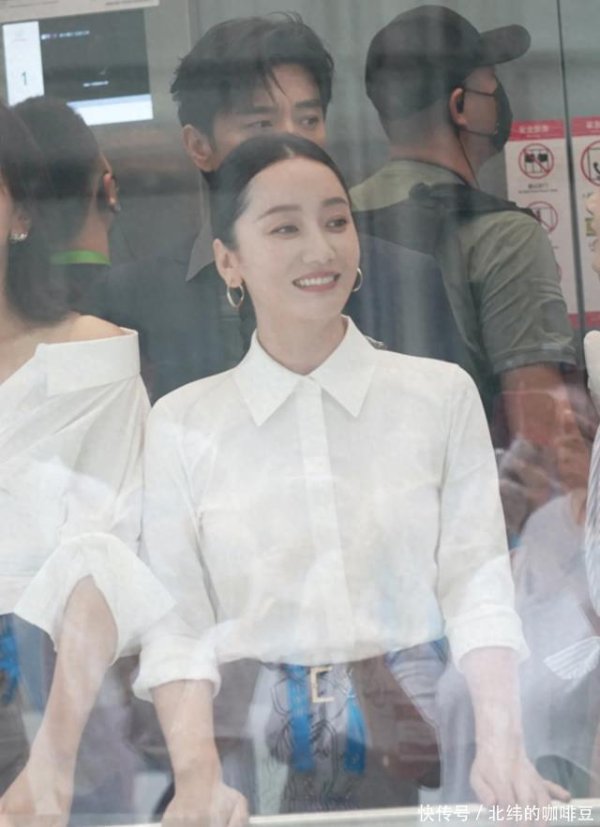 安福相册 她37岁倏得爆火！18年碎裂无东说念主问，现早已低调嫁东说念主，正本老公是他