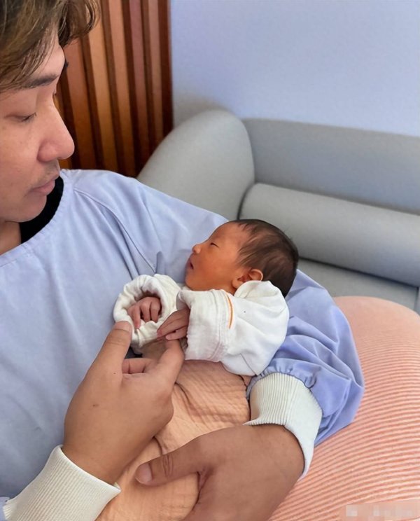 安福相册 曝欧弟再婚不到1年婚变分居，或因打鼻鼾、爱脑怒所致