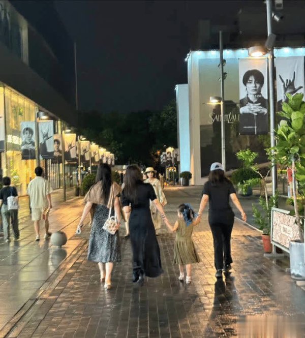 莆田安福家园 朱珠寿辰刘亦菲奉陪，4岁男儿首露脸，一家三口合影超幸福！