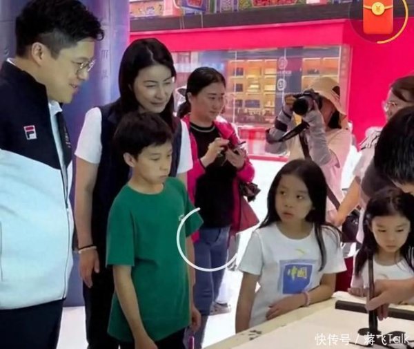 莆田安福家园 郑恺苗苗全家出游！2 岁的三胎女儿大方现身，走路哆哆嗦嗦超可人