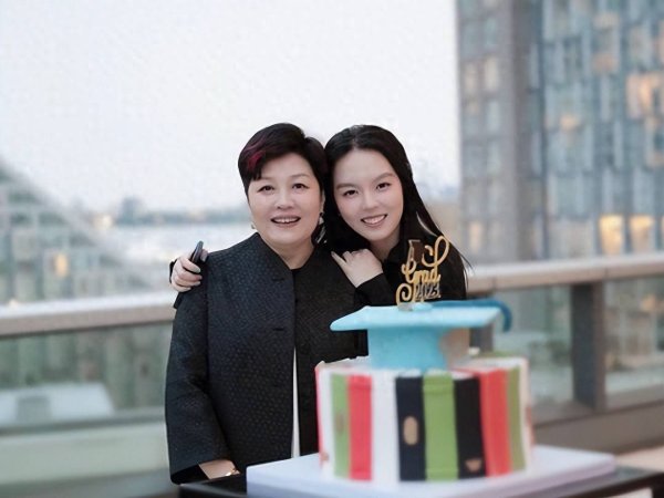 安福相册 恭喜！李咏儿子官宣恋情！23岁法图麦晒和男友合影，两东说念主有夫妻相