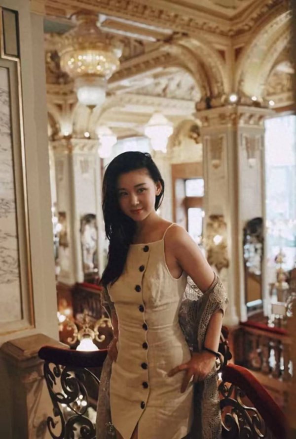 安福相册 王雷匈牙利为李小萌拍好意思照，太太穿吊带裙气场实足