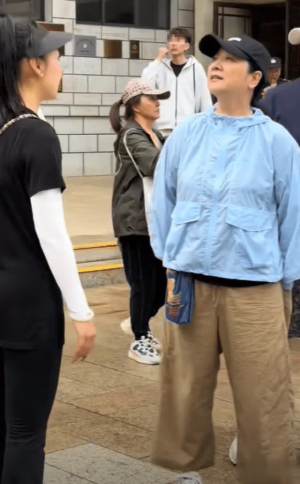 安福相册 陈小艺一家回陕，导演老公站不稳被犬子抱，又瘦又年迈