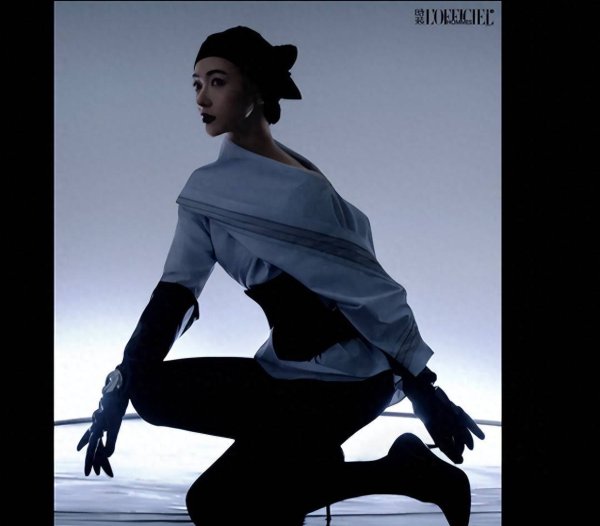 安福相册 吴谨言黑头巾搭抹胸裙，兴奋优雅女东谈主味完全