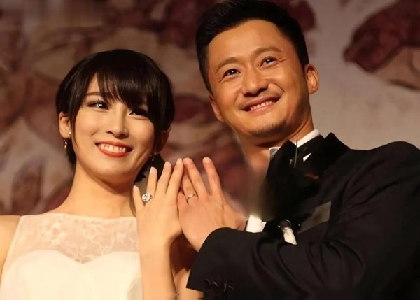 安福相册 吴京南宁烧烤被拍，穿增高棉鞋胡子拉碴，形象浓重引暄和