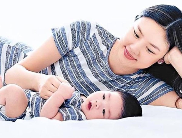 安福相册 45岁乐基儿晒子母合照，6岁犬子依偎撒娇个头又长高了