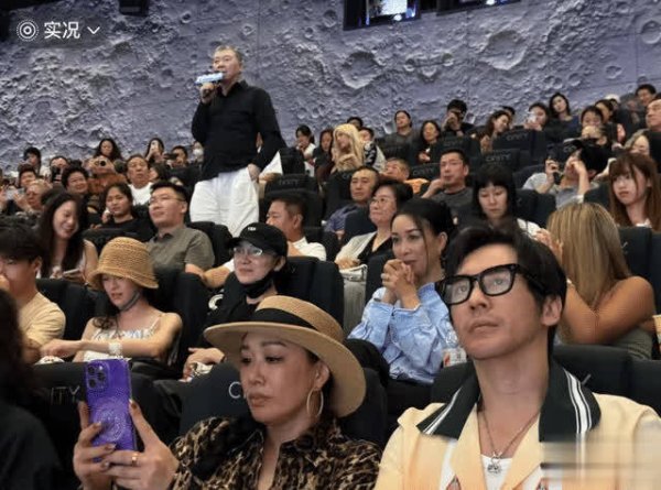 安福相册 佟丽娅带娃不雅影女儿被拍，朵朵脸色怪不如董璇女儿自信