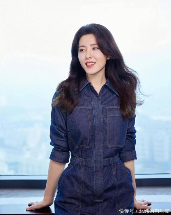 莆田安福相册 48 岁曾黎只身之谜：三段恋情的殇与原生家庭的影