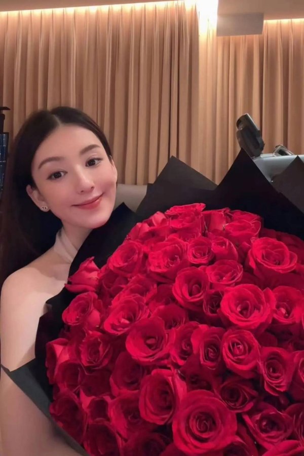 安福相册 方媛诞辰晒好意思照，一家五口其乐融融成幸福具象化