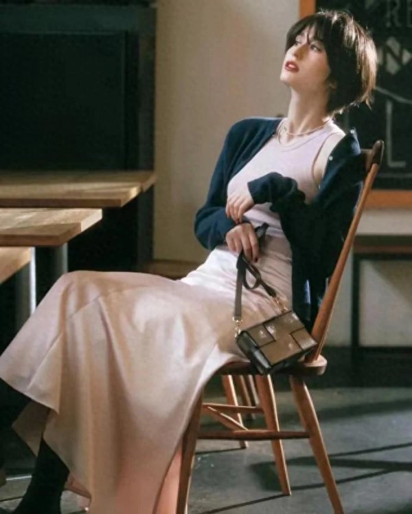 安福相册 烂大街的“花裙”就别穿了，再细致也显老村炮，穿这3条优雅大气